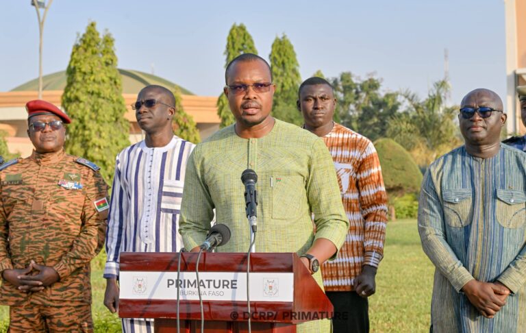 Montée des couleurs à la Primature : le Premier ministre réaffirme son engagement à servir la Nation