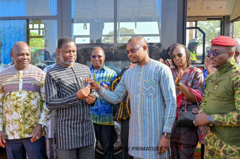 Mobilité urbaine : le Premier ministre remet un second lot de 375 bus à la SOTRACO