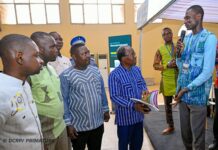 Exposition gouvernementale : le Grand Chancelier des Ordres burkinabè découvre le stand de la Primature